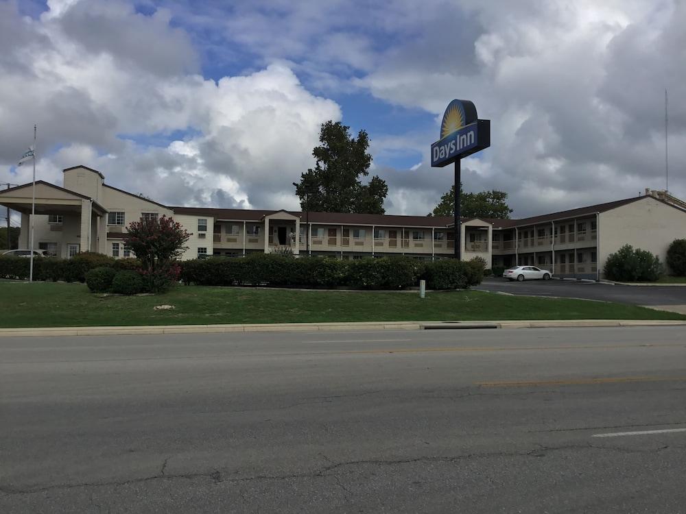 Days Inn By Wyndham Kerrville Exteriör bild