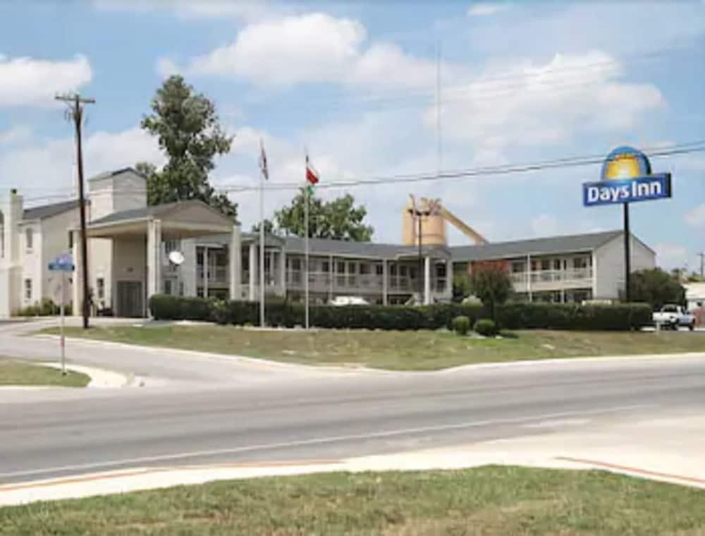 Days Inn By Wyndham Kerrville Exteriör bild